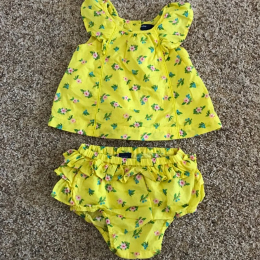 Baby gap ruffle set