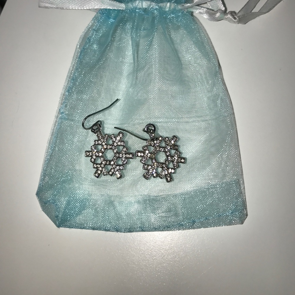 SPARKLING SNOWFLAKE EARRINGS