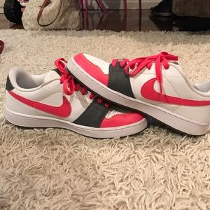 Women's Nike backbored trainer