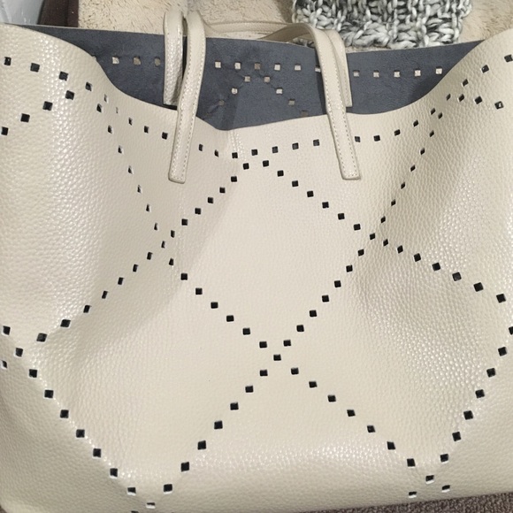 Handbags - Gently used tote bag. Only 1 month old