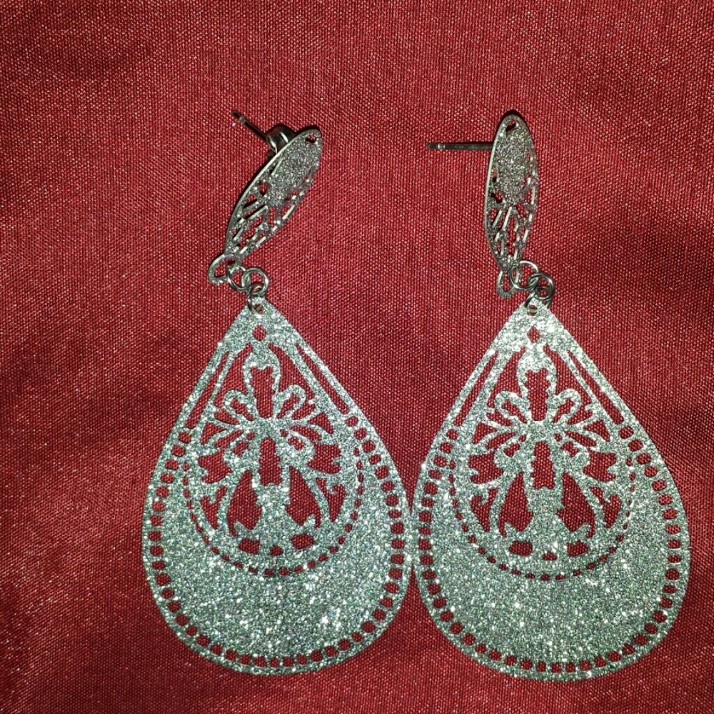 Glittery dangle earrings