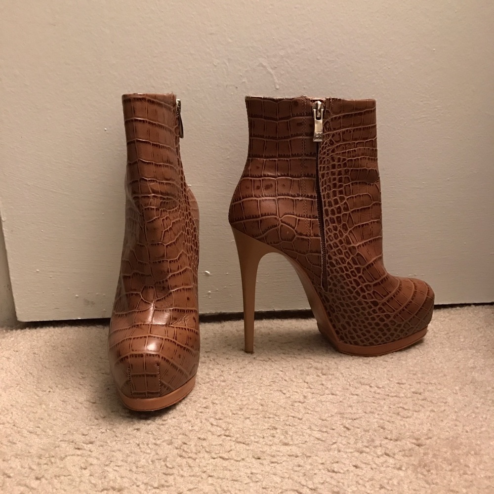 Pour La Victoire Ankle Booties