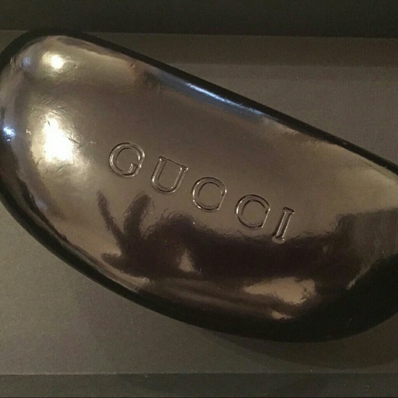 Black plastic frame with Gucci detailing