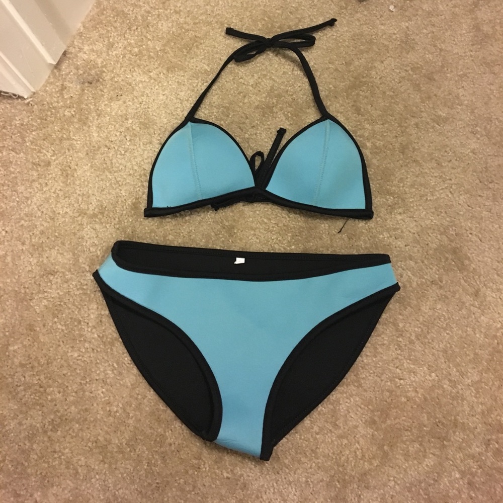 Bikini - Picture 1 of 1