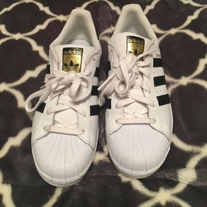 Adidas superstars-big kid 6 1/2 is a women 8 1/2