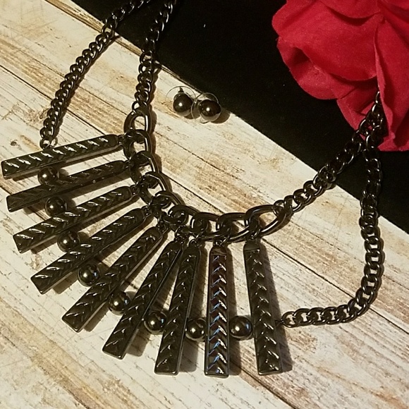 S208 Gunmetal Ball & Bar Statement Necklace - Picture 1 of 4