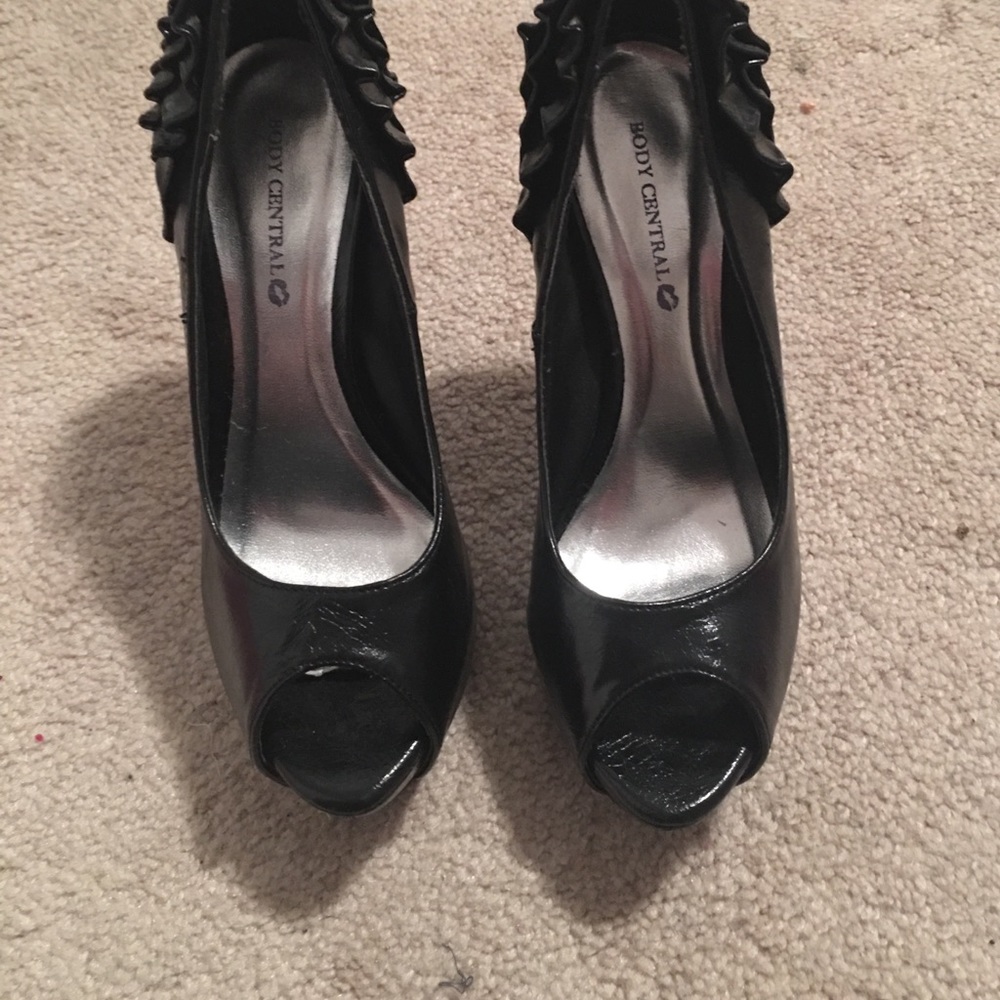 Black high heel! size 6 1/2 only wore once!