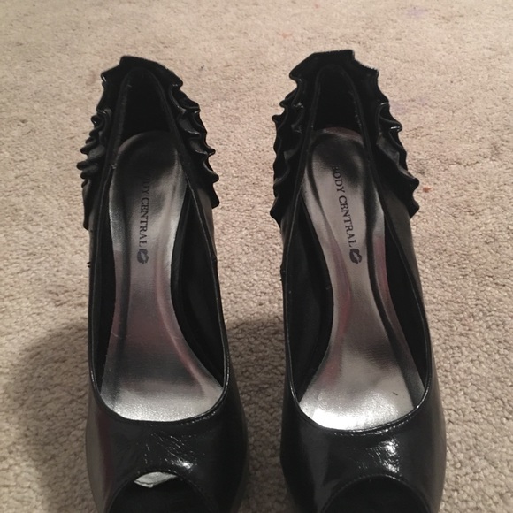Black high heel! size 6 1/2 only wore once! - Picture 2 of 5
