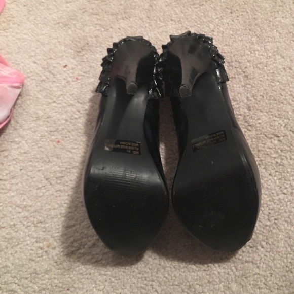 Black high heel! size 6 1/2 only wore once! - Picture 3 of 5