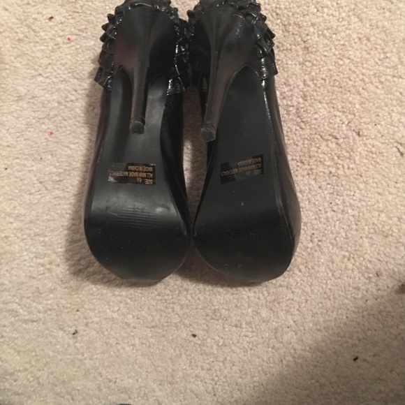 Black high heel! size 6 1/2 only wore once! - Picture 4 of 5