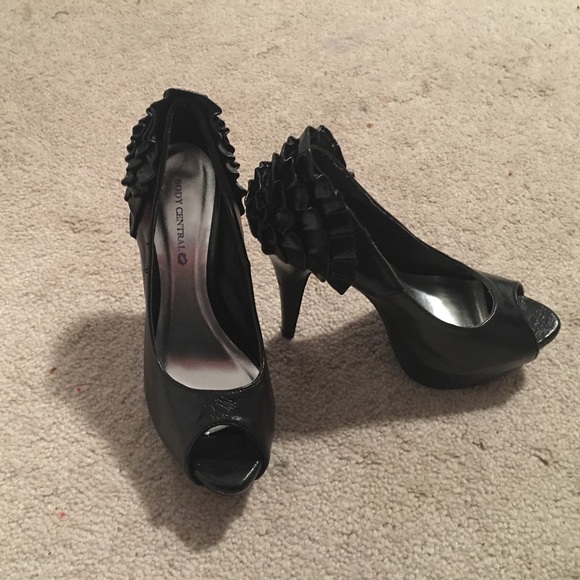 Black high heel! size 6 1/2 only wore once! - Picture 5 of 5