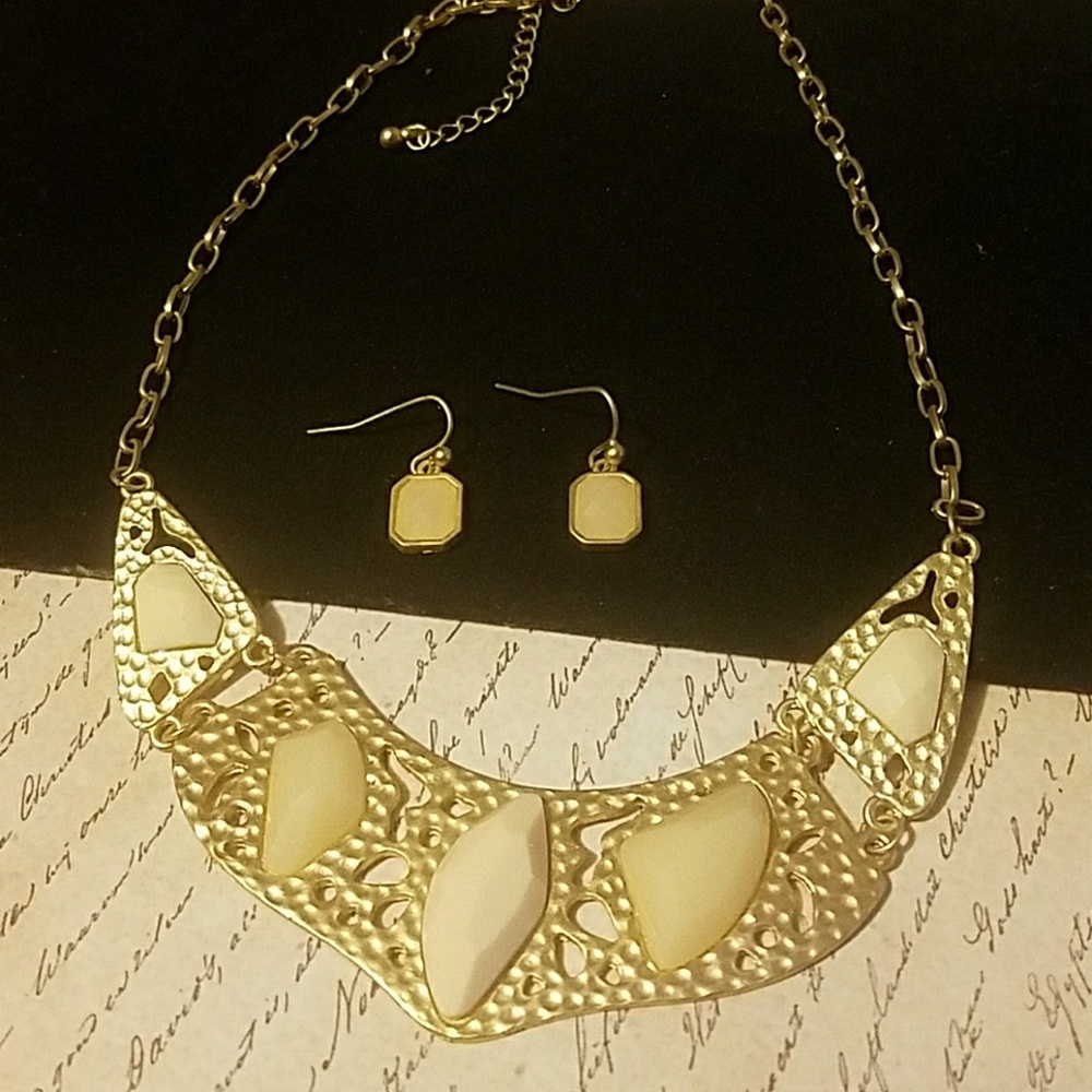 S219 Creme Filigree Statement Necklace Set