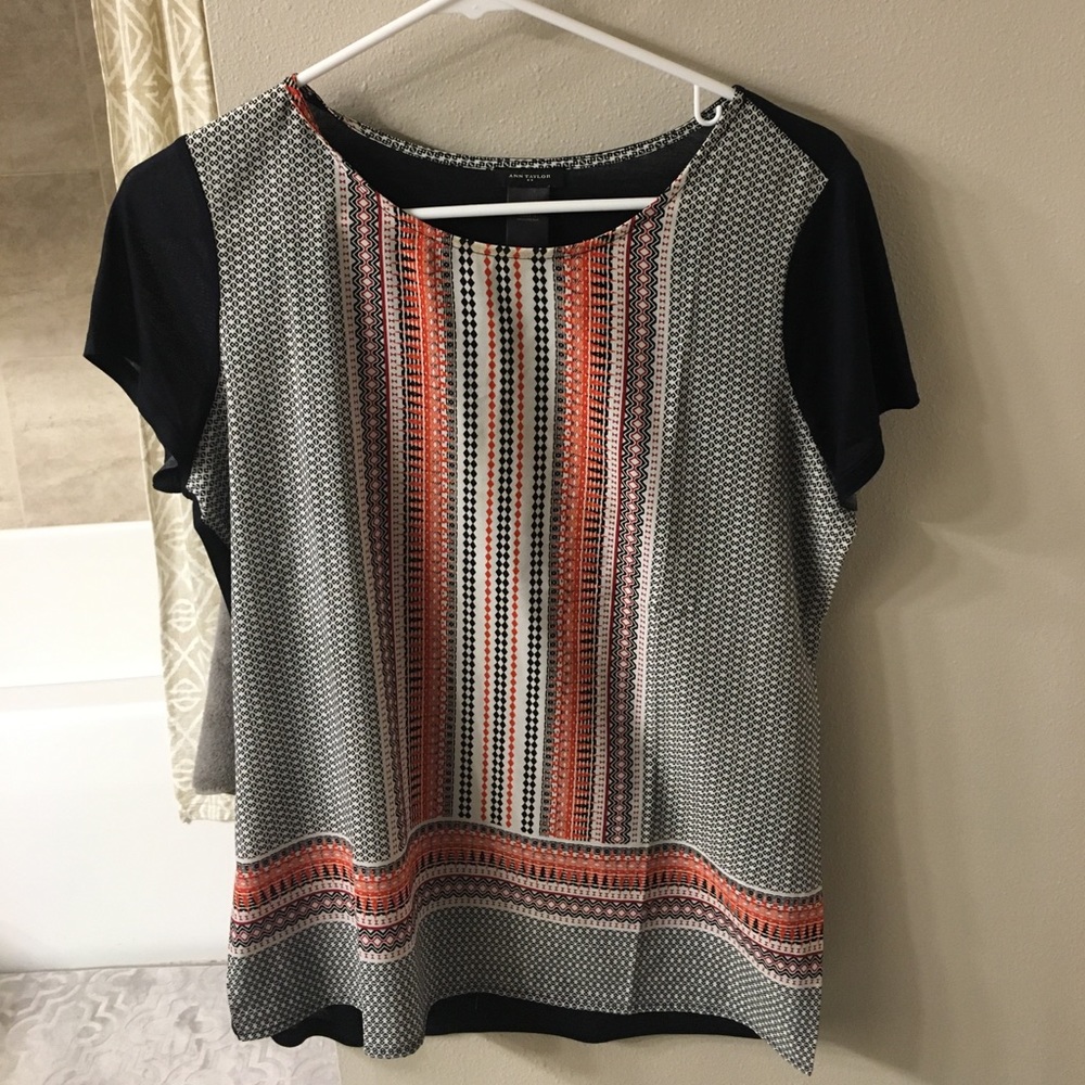 Ann Taylor patterned tee, size S.
