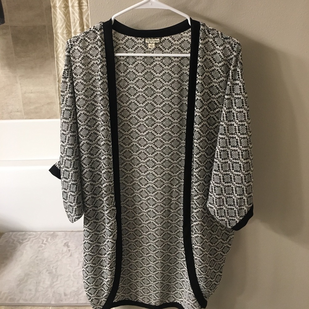 Black and white patterned shrug, S