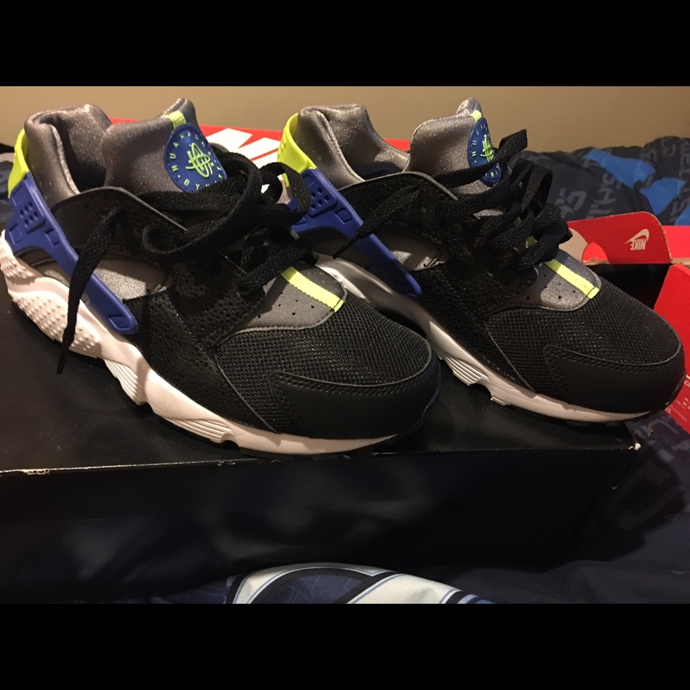 Nike huarache (kids) (size 7y) (women's size 8)