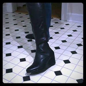 Lovely Vince Camuto, blk stylish boot with a wedge