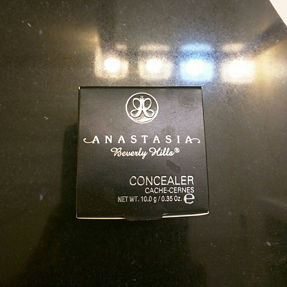 Brand New Never Used ABH Concealer in 1.5