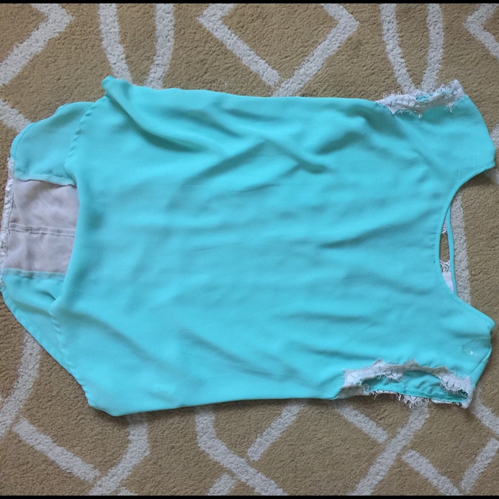 Cute lace top never worn