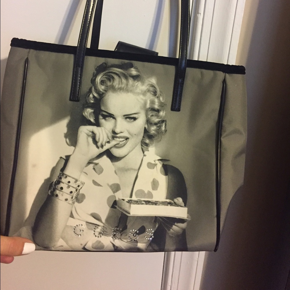 GUESS bag w Anna Nicole. Diamond detail on front