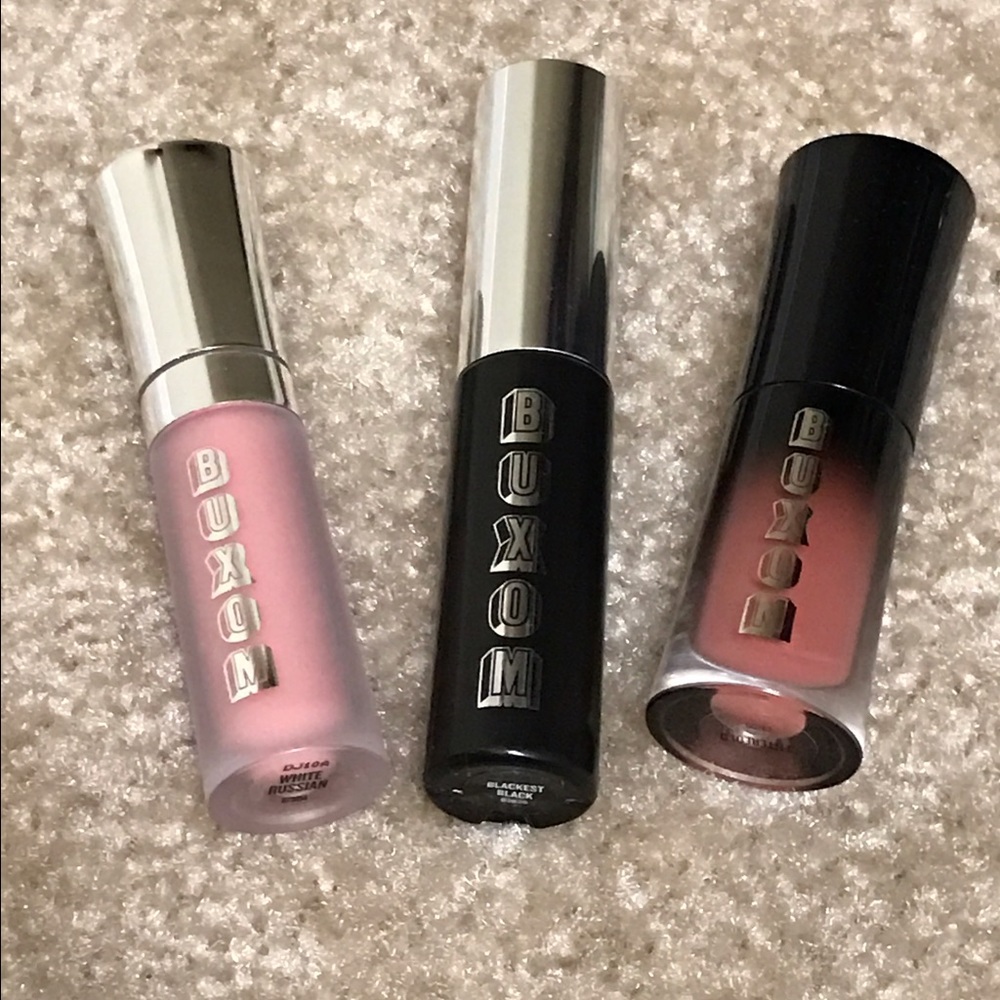 Buxom lips and masacara!