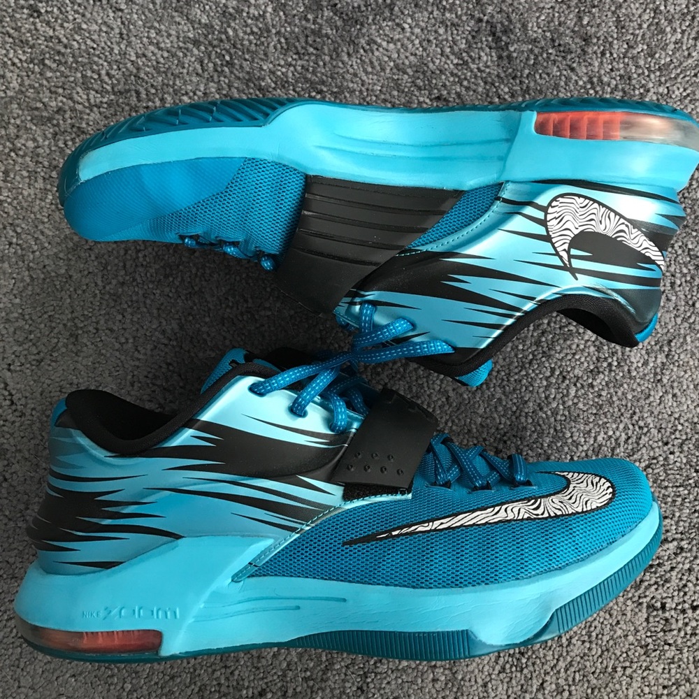 Nike KD 7 Mid-top sneakers.