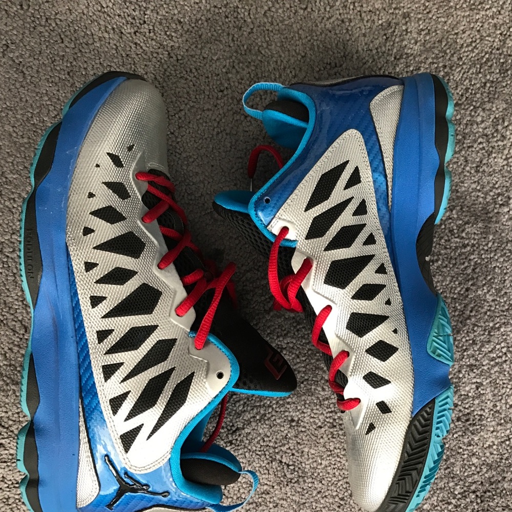 Air Jordan mid's.
