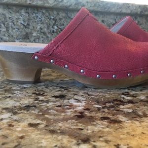 NEW! UGG clog. Kids size 4