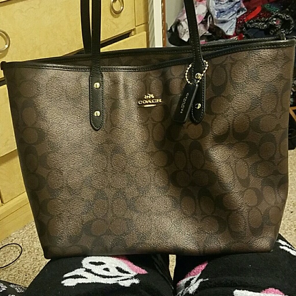 Handbags - Coach tote