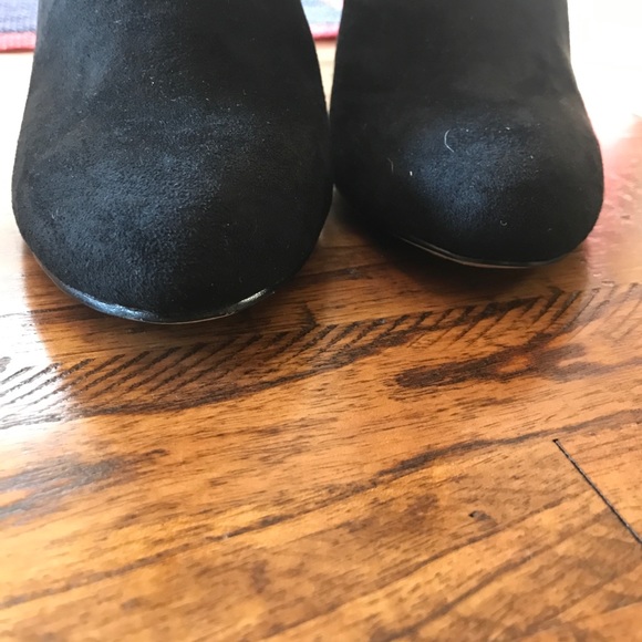 stylish booties w/awesome gold accent on the heels - Picture 3 of 4