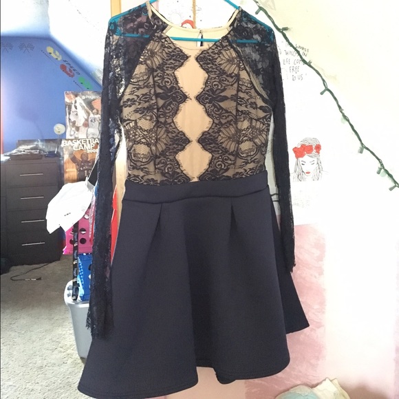 ✨ Navy lace dress - Picture 2 of 3