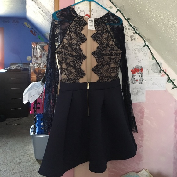 ✨ Navy lace dress - Picture 3 of 3