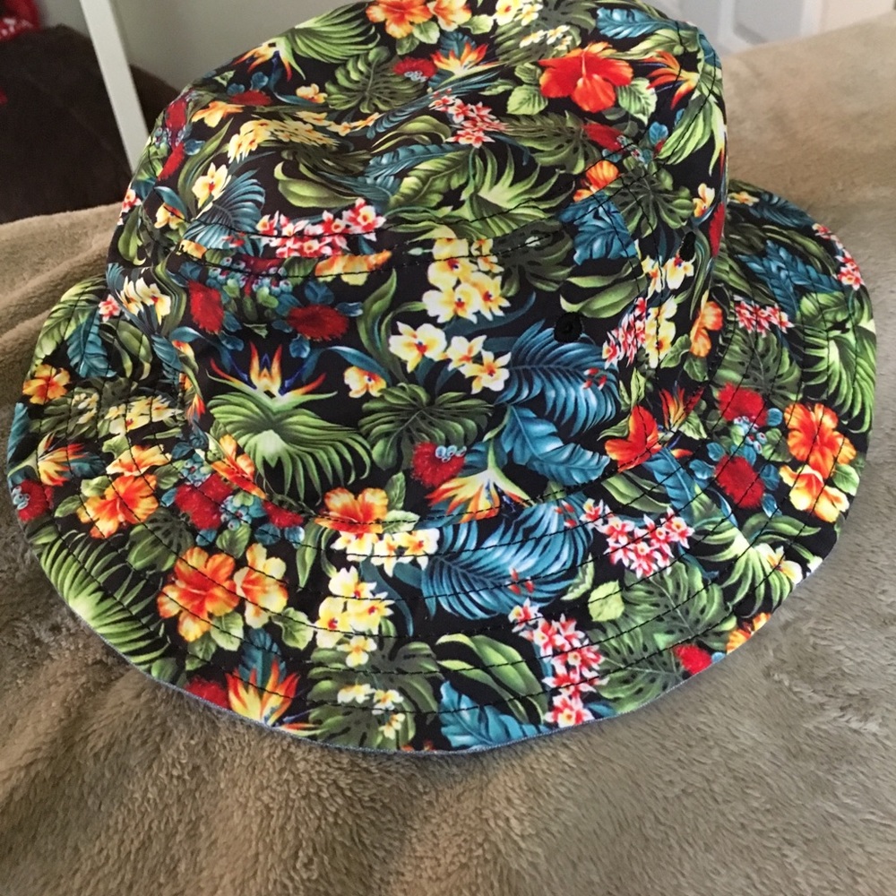 reverseable bucket hat- SOLD