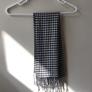 Houndstooth scarf