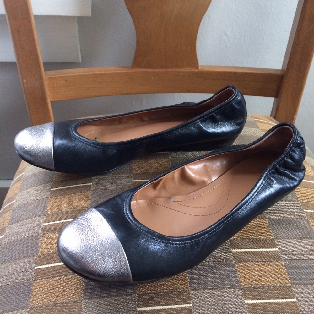 Tahari Carly silver toed flats 8.5