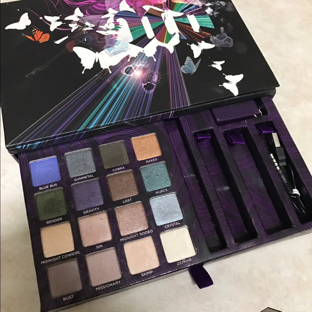 Urban Decay Book of Shadows Volume 4