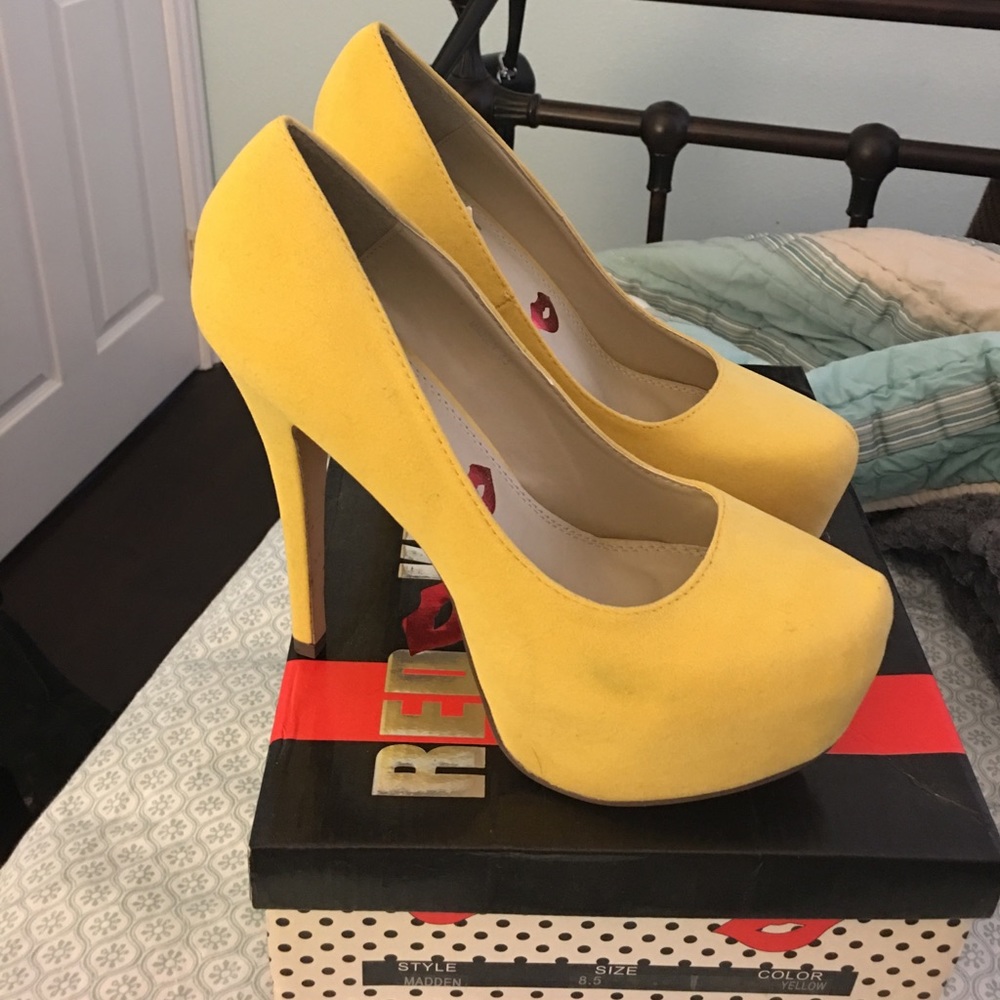Red kiss shoes