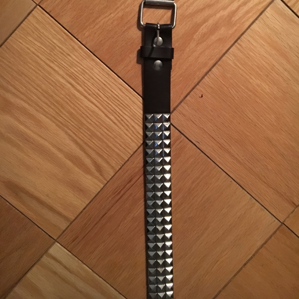 Pyramid stud belt