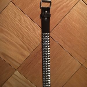 Pyramid stud belt