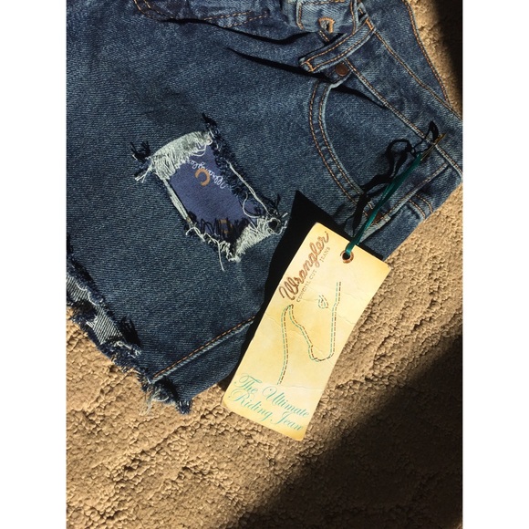 Wranglers! Midrise dark wash shorts🇺🇸🌹 - Picture 2 of 4