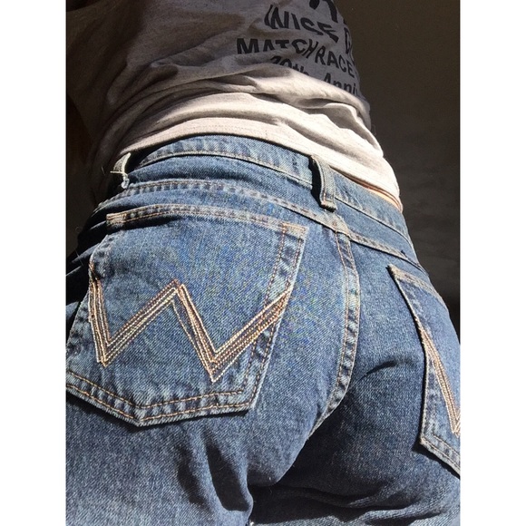 Wranglers! Midrise dark wash shorts🇺🇸🌹 - Picture 3 of 4