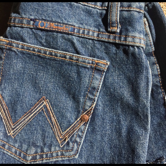 Wranglers! Midrise dark wash shorts🇺🇸🌹 - Picture 4 of 4