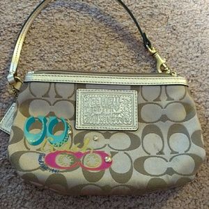 Coach large Wristlet poppy