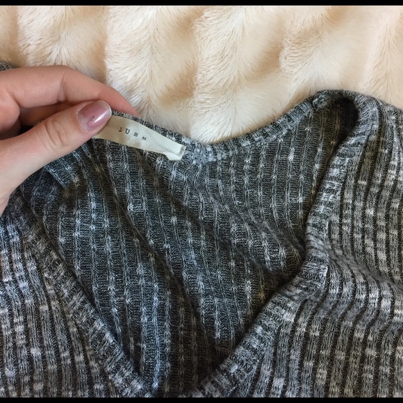 Gray Long Sleeve V Neck - Picture 4 of 4