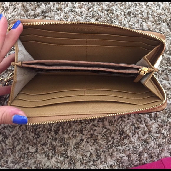 Michael Kors wristlet wallet - Picture 2 of 4