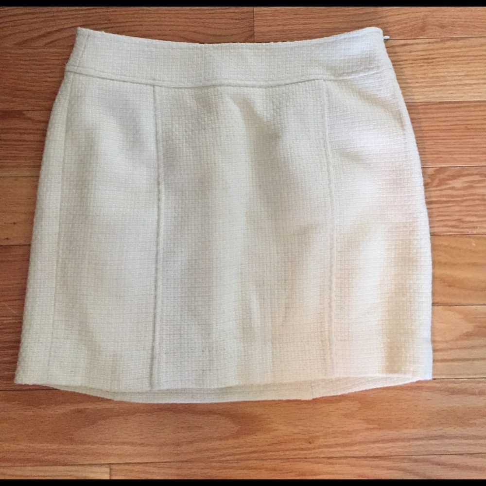 Banana Republic cream skirt. Size 4