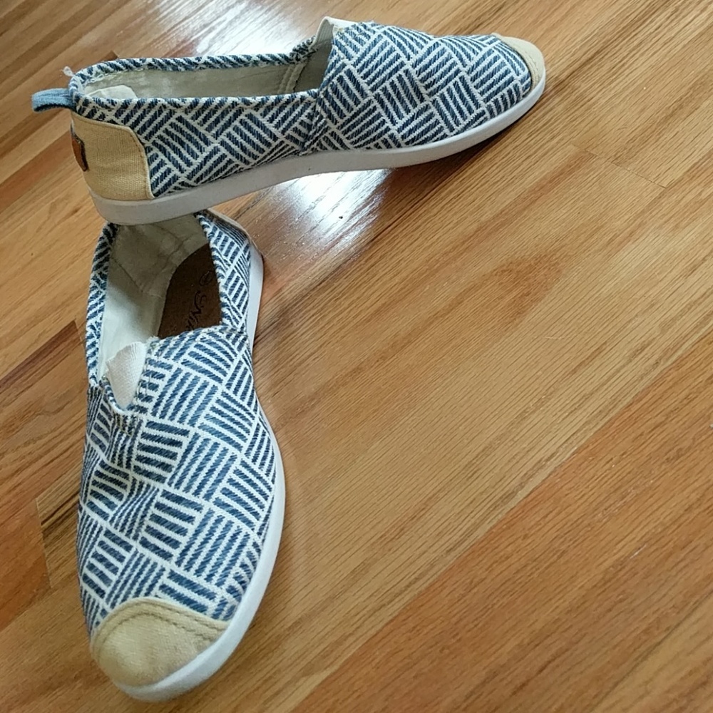 Fun blue, white flat with taupe tip!