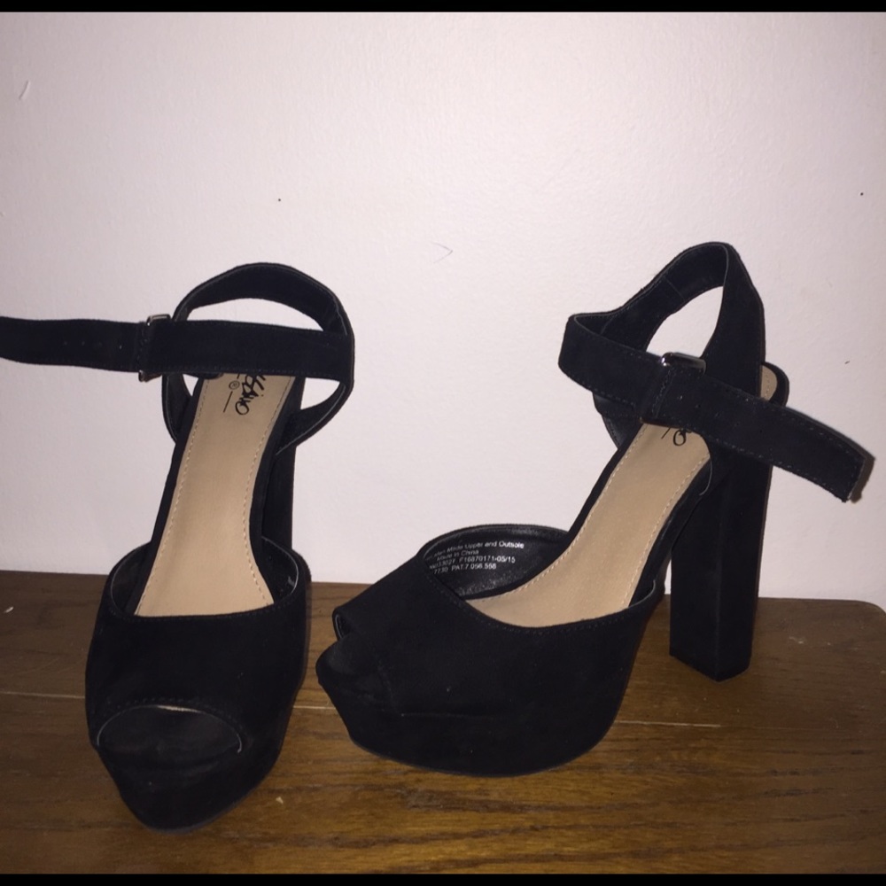 gorgeous black chunk heels!