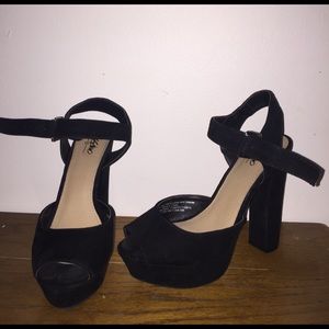 gorgeous black chunk heels!