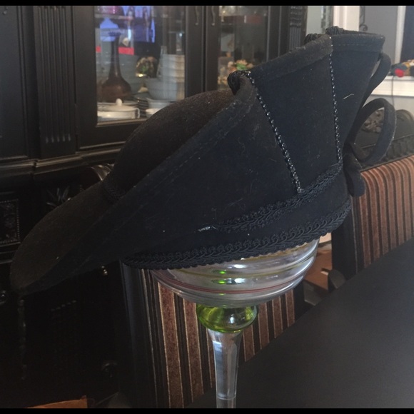 Beautiful Vintage wool hat ?