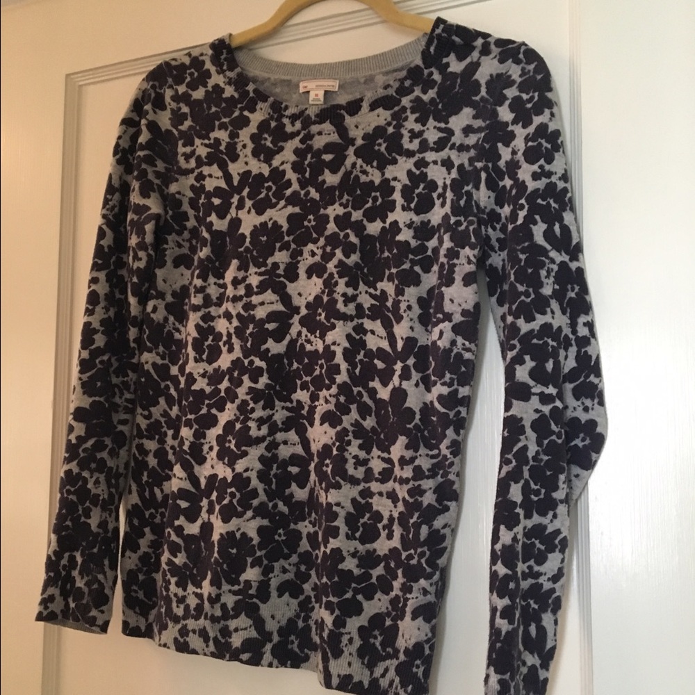 Xs Gap, Blue and gray floral sweater.
